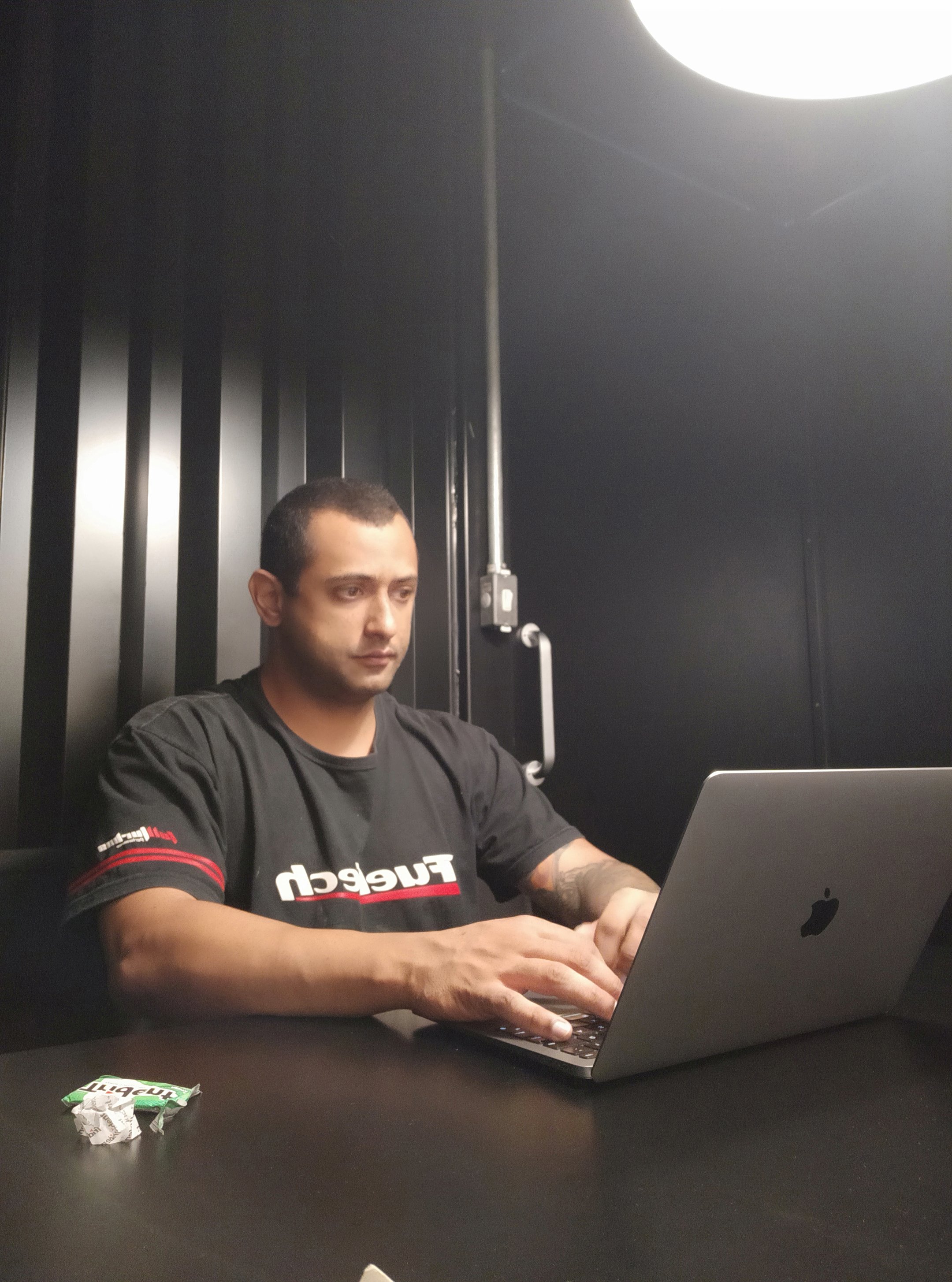 Robson Júnior in his natural habitat, a dark room with his Mac, the generator of incredible solutions!                